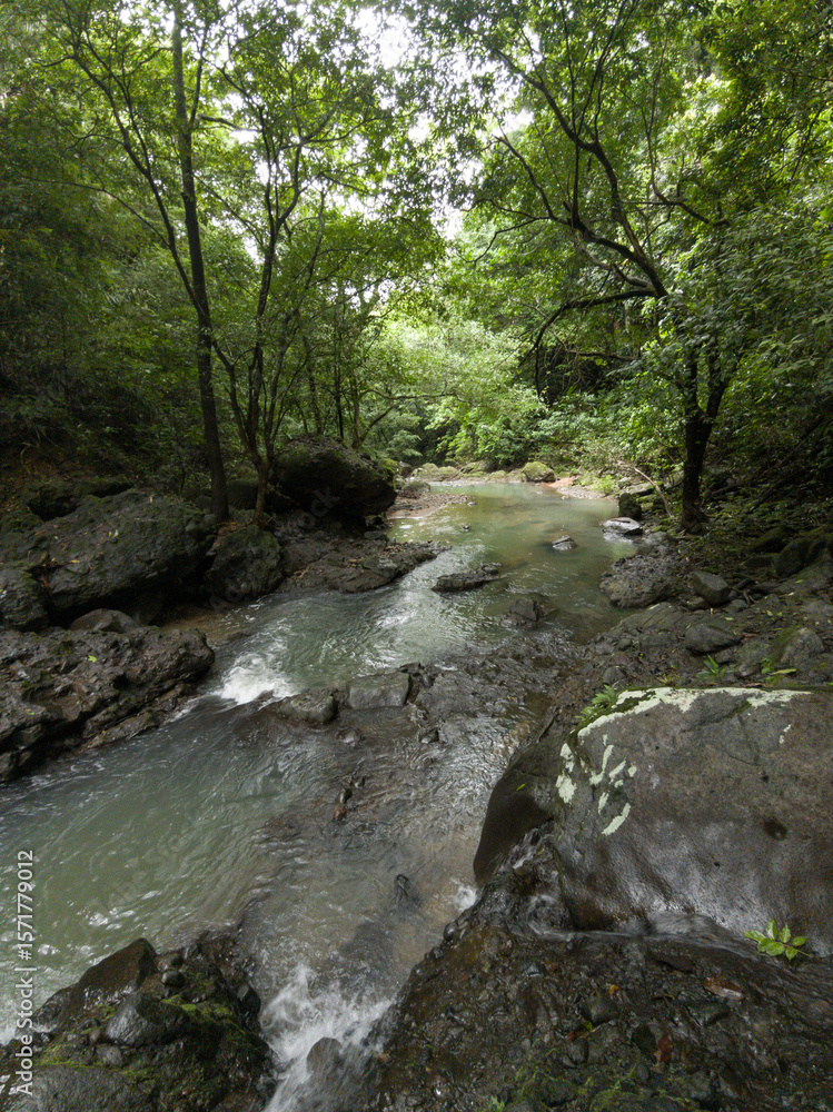 Cascada es condida en las montañas de Panama Cascada es condida en las montañas de Panama