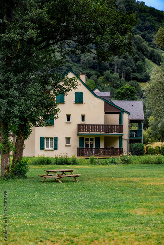 chalet en montagne, près d'un lac à Loudenvielle, en Haute-Pyrénée, Occitanie, France