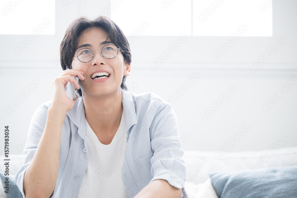 スマホを持つ眼鏡のハンサムな男性のクローズアップ 電話をかける 通話や話すイメージ「もしもし~」 スマホを持つ眼鏡のハンサムな男性のクローズアップ 電話をかける 通話や話すイメージ「もしもし~」