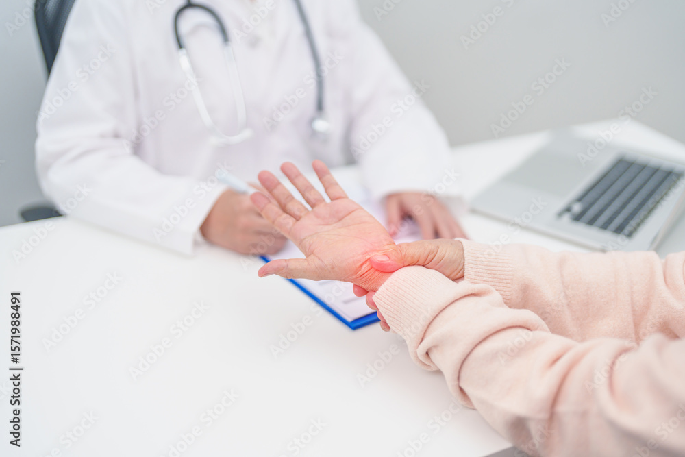 Elderly Patient Woman wrist pain and Consulting doctor. muscle ache from Carpal Tunnel Syndrome, De Quervain s tenosynovitis, rheumatoid, arthritis, gout, Parkinson disease and ergonomic healthcare Elderly Patient Woman wrist pain and Consulting doctor. muscle ache from Carpal Tunnel Syndrome, De Quervain s tenosynovitis, rheumatoid, arthritis, gout, Parkinson disease and ergonomic healthcare