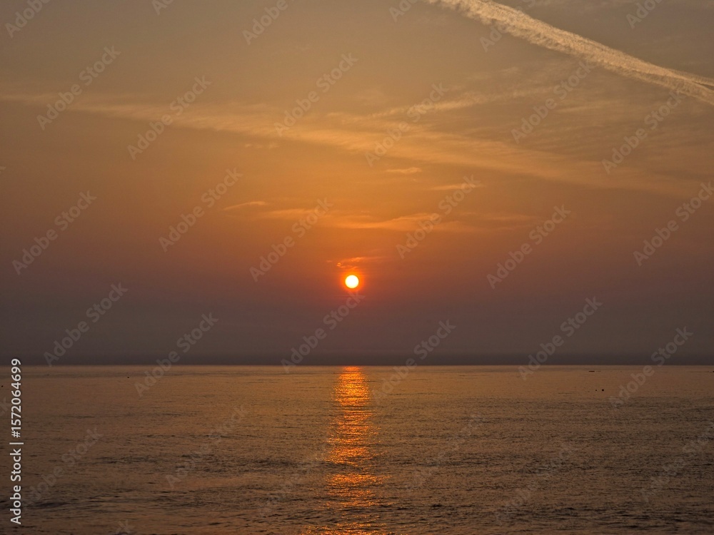 Naklejka premium Early dawn, sea horizon sunrise, beautiful natural sunrise dawn seascape background, Yeongdeok sea, South Korea - 동트는 새벽, 바다 수평선 해돋이, 아름다운 자연의 일출 새벽 바다 풍경 배경, 영덕 바다, 한국