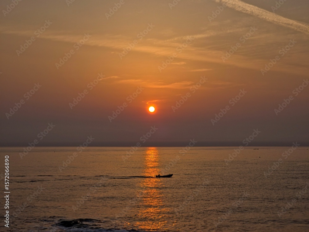 Naklejka premium Early dawn, sea horizon sunrise, beautiful natural sunrise dawn seascape background, Yeongdeok sea, South Korea - 동트는 새벽, 바다 수평선 해돋이, 아름다운 자연의 일출 새벽 바다 풍경 배경, 영덕 바다, 한국