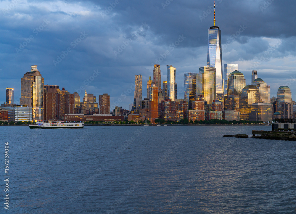Obraz premium New York City skyline on sunset. Cityscape of Manhattan in USA.
