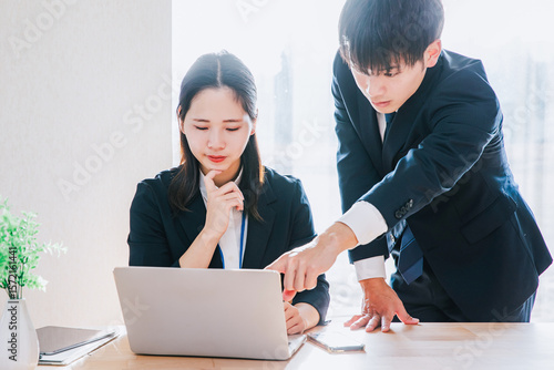 協力しながら働く男女
business people working together