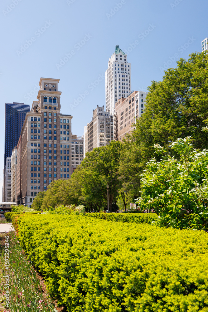 Obraz premium Vibrant sunny view of Chicago downtown skyline under a blue sky