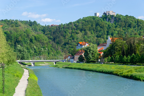 Fotografía Scenic cityscape of Celje with Savinja  river and green hills in Slovenia