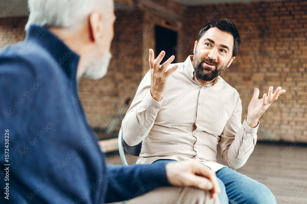 Obraz premium Businessman actively gesturing while explaining something to senior colleague