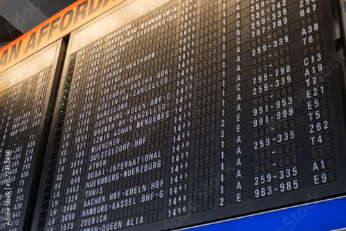 Cuadro en lienzo Main hall European airport main hall with black vintage mechanical flight inform