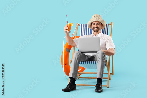 Young businessman with lapt...
