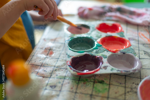 Φωτογραφία Paint palette mixing colours oaints kids activities creativity hands paintbrush