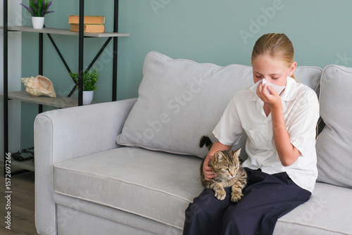 Tablou pe pânză The child is allergic to a cat.