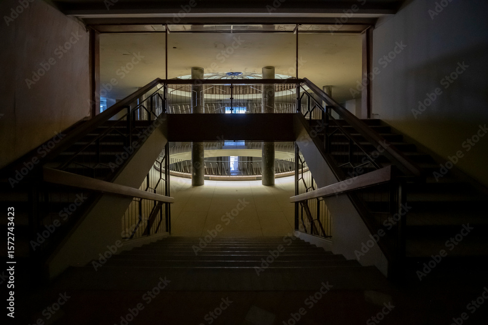 Obraz premium Abandoned Art Deco Interior with Urban Decay