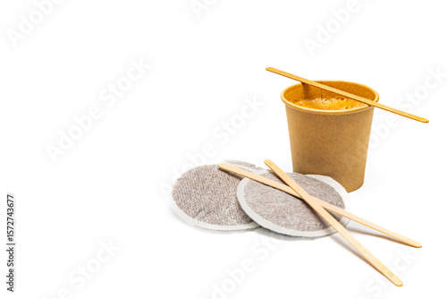 Tasse a café avec dosettes sur fond blanc