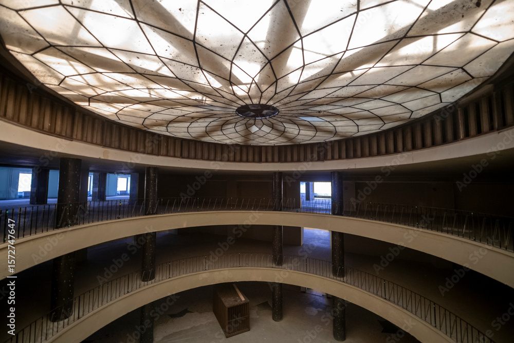 Obraz premium Abandoned Art Deco Interior with Urban Decay