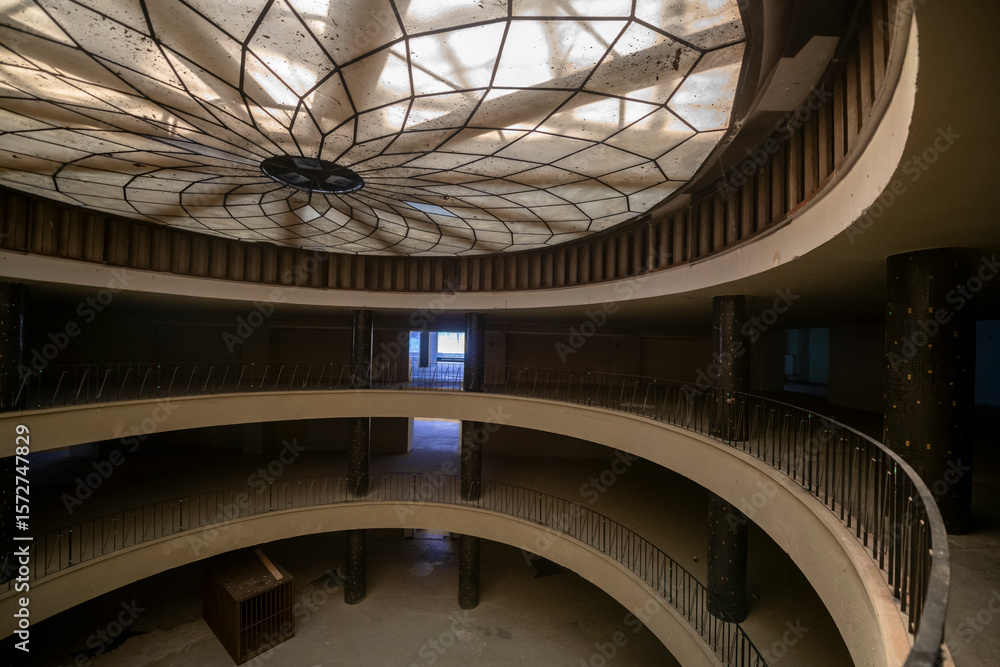 Obraz premium Abandoned Art Deco Interior with Urban Decay