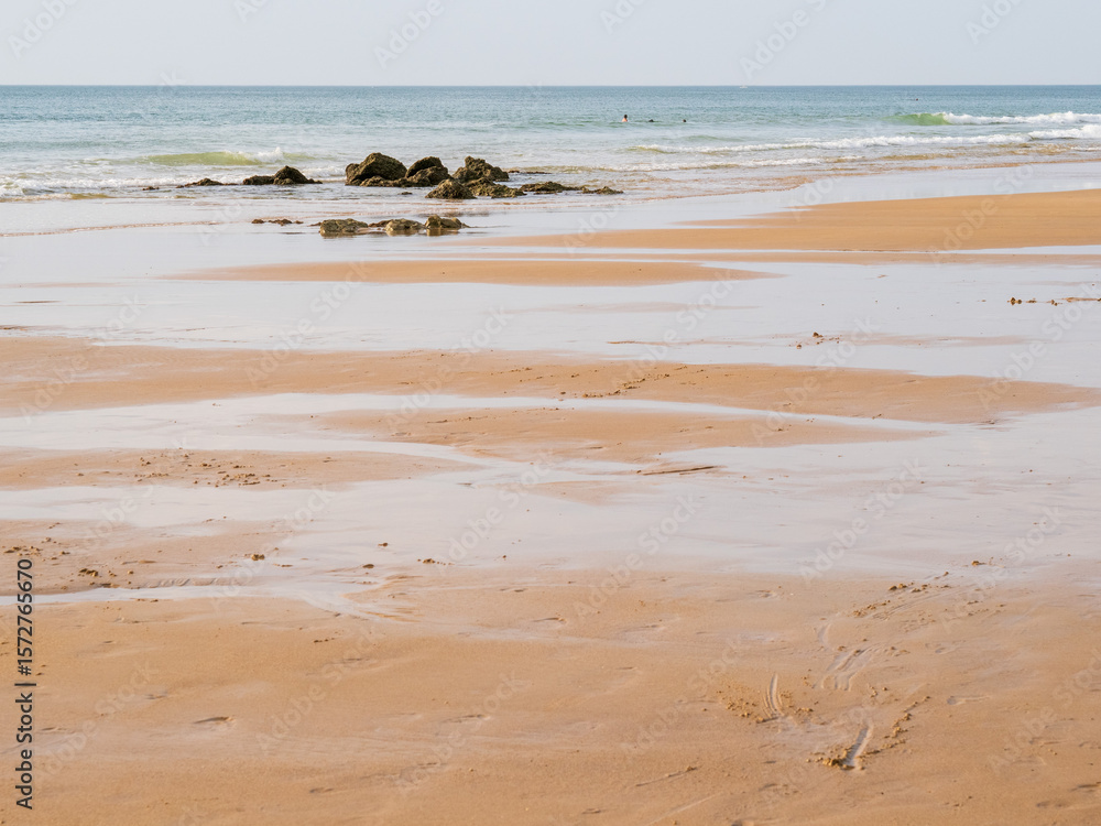 Fototapeta premium dès rochers se dévoilent à la marée descendante