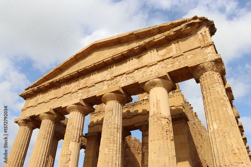 Obraz premium Temple of Concordia in the Valley of the Temples in Agrigento, Sicily, Italy