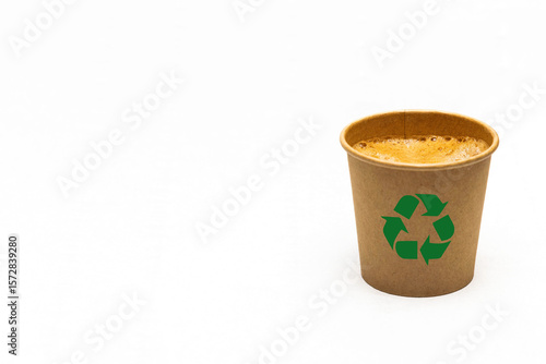 Tasse a café recyclable sur fond blanc