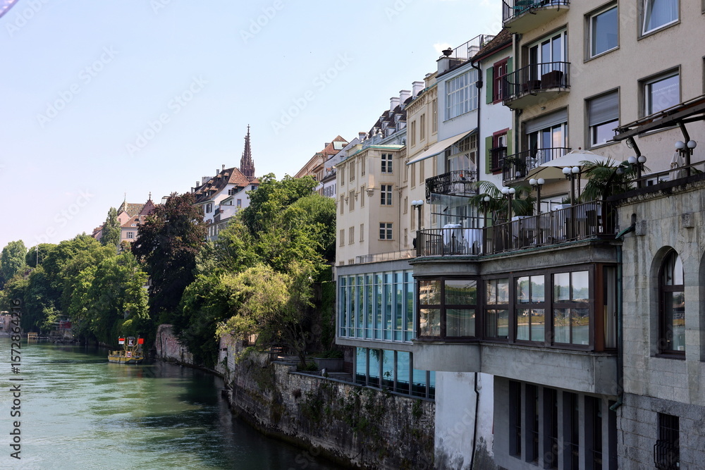 Obraz premium Häuser am Rheinufer in Grossbasel