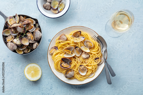 Photos Vongole clams with spaghetti pasta, with white wine, overhead flat lay shot