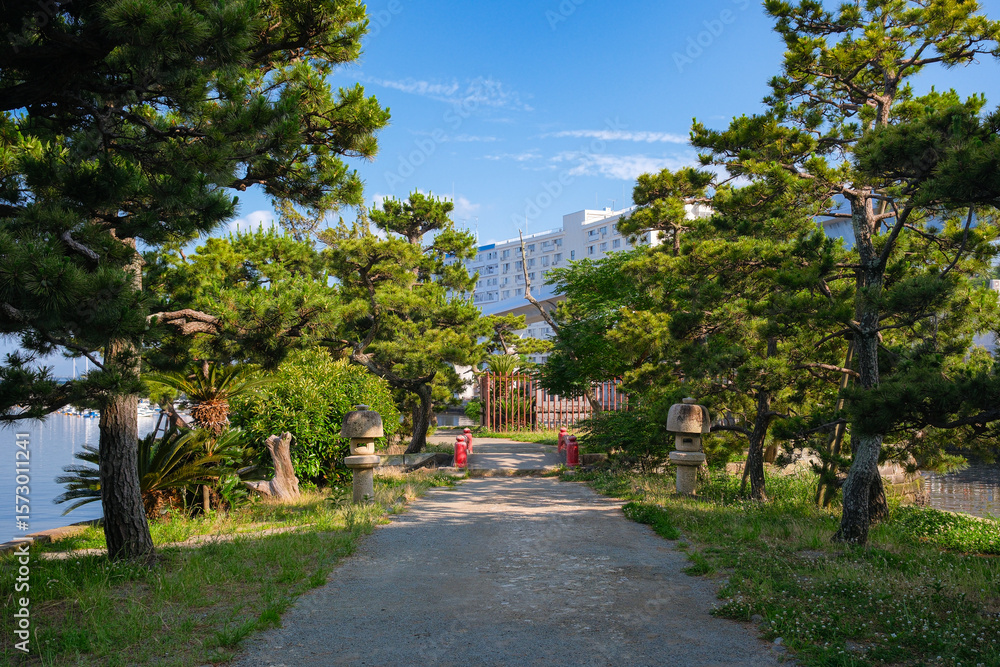 Fototapeta premium 神奈川県横浜市 金沢八景、琵琶島神社(瀬戸神社境内社)