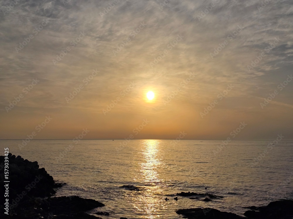 Fototapeta premium Early dawn, horizon sunrise, beautiful natural sunrise dawn seascape background, Yeongdeok, South Korea - 이른 새벽, 수평선 해돋이, 아름다운 자연 일출 새벽 바다 풍경 배경, 영덕, 한국