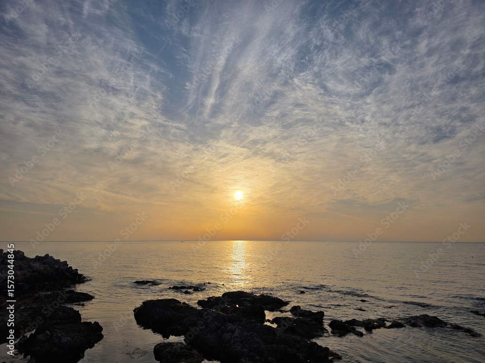 Obraz premium Early dawn, horizon sunrise, beautiful natural sunrise dawn seascape background, Yeongdeok, South Korea - 이른 새벽, 수평선 해돋이, 아름다운 자연 일출 새벽 바다 풍경 배경, 영덕, 한국