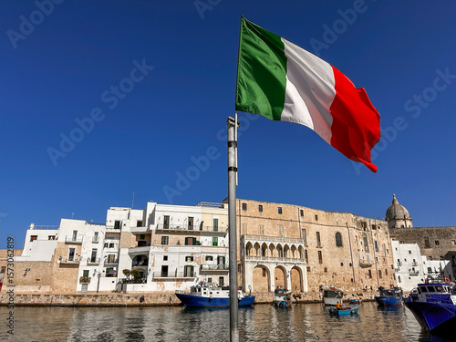 Obraz na plátně Italienische Flagge am Hafen vor der Altstadt von Monopoli, Apulien