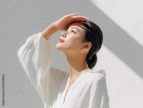 紫外線を気にする季節にぴったりの健康的で透明感ある女性像（美容、メイク、コスメイメージ）