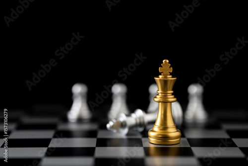 фотографія Golden king facing defeated white chess pieces on chessboard strategy concept