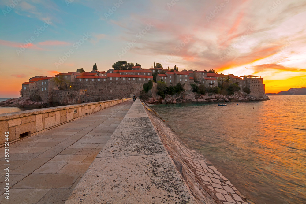 Obraz premium Golden hour over Sveti Stefan, Montenegro — a breathtaking blend of history, luxury, and Adriatic beauty. This iconic island glows in the sunset, offering a dreamlike view straight from a postcard