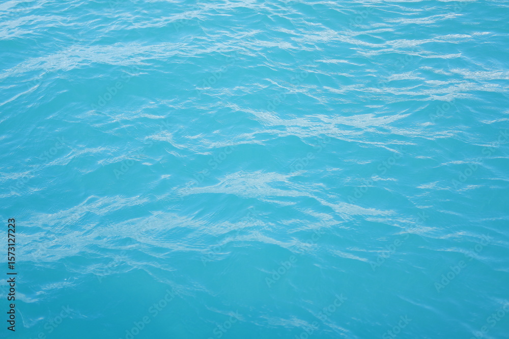 Obraz premium Clear Aqua Ocean Surface with Soft Waves