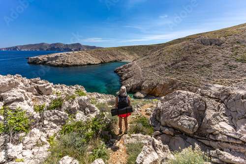 Foto The picturesque bay and pebbly empty beach of Konjska on the island of KRK,