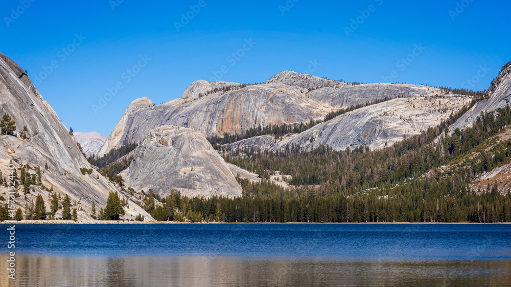 Obraz premium Majestic Granite Peaks Surrounding Serene Yosemite Lake