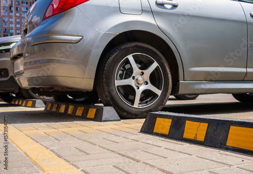 An example of using rubber parking limiters (Deliniator)