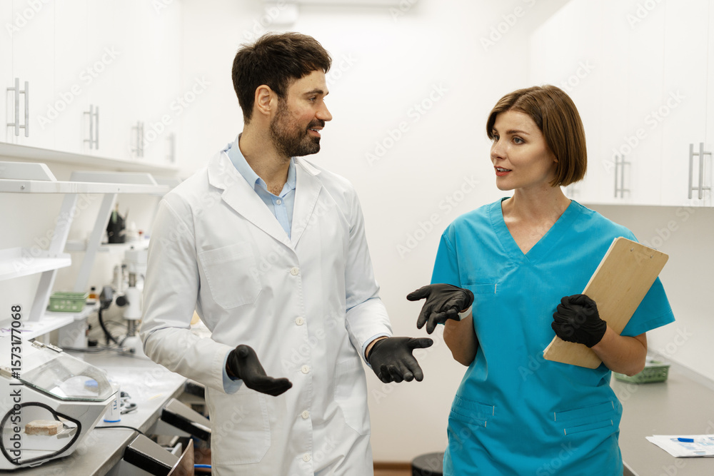Obraz premium Doctor and nurse discussing diagnosis in laboratory