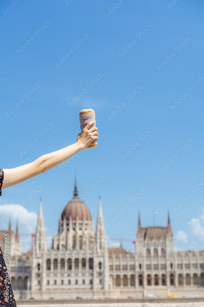 Obraz premium Kürtőskalács in the Sky, Parliament in the Backdrop