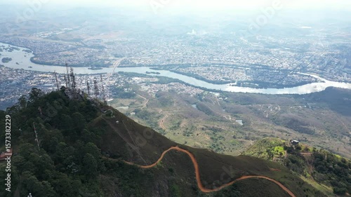 Vista aérea do Pico da Ibituruna e ao fundo vista panorâmica da cidade de Governador Valadares
