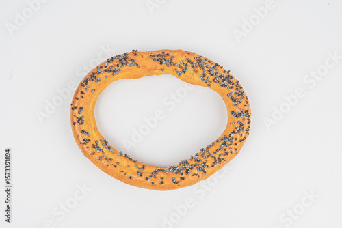 Tableau sur toile Golden-brown ring-shaped pastry with poppy seeds, showcasing artisanal quality a