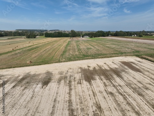 Uprawa roli pod siew zbóż, siew rzepaku, prace polowe na wsi
