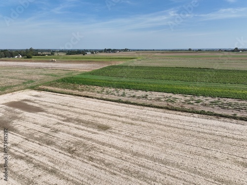 Uprawa roli pod siew zbóż, siew rzepaku, prace polowe na wsi