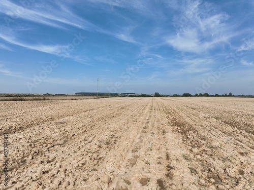 Uprawa roli pod siew zbóż, siew rzepaku, prace polowe na wsi