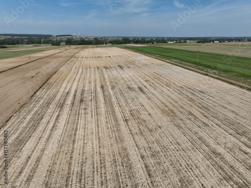 Uprawa roli pod siew zbóż, siew rzepaku, prace polowe na wsi