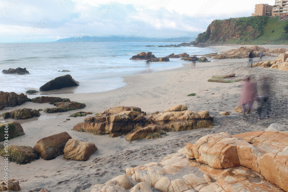 Obraz premium Playa Cau Cau, Horcón, Chile, con personas con efecto fantasma