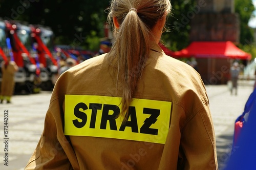 Kobieta w mundurze-straż pożarna. Kobieta w kurtce z napisem 