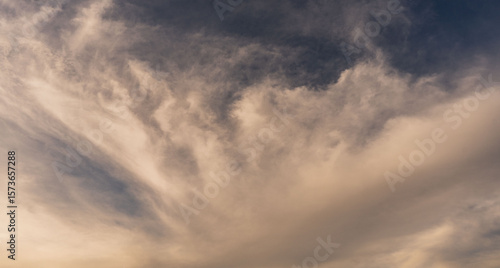 Konstfotografi Cielo dramático con nubes dispersas al atardecer