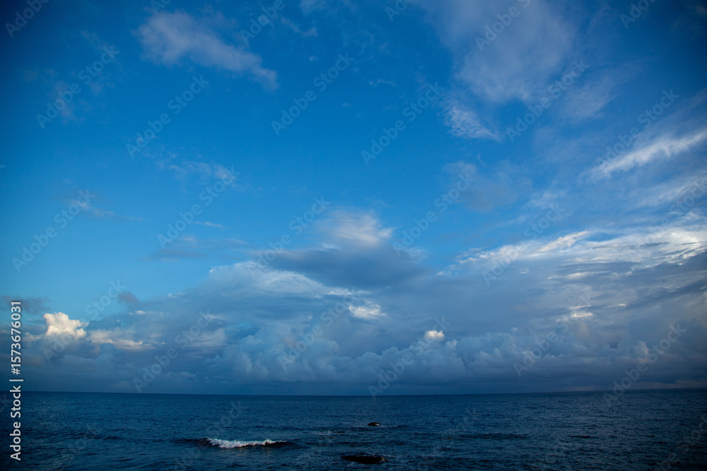 Obraz premium 奄美大島、夏の日の出前の風景。