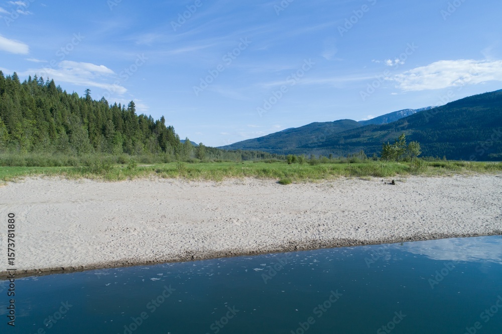 Obraz premium Lake Against Mountain Range