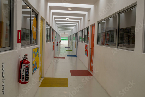Pasillo de colegio