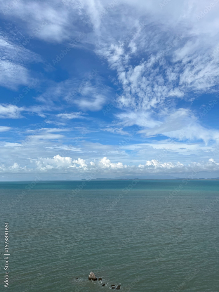 Obraz premium sea and sky with clouds and rocks